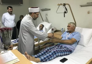 Erbaş'ı hastaneye gelişinde Başhekim Prof. Dr. Mehmet Rıdvan Yalçın ile
