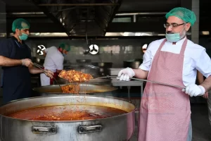 Diyanet görevlilerince hazırlanan temiz, kaliteli ve damak tadına uygun yemeklerle