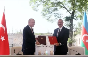 1992'de Bakü'deki Türkiye Cumhuriyeti Başkonsolosluğunun büyükelçiliğe dönüştürülmesiyle başlayan diplomatik ilişkiler,