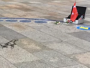 Köln şehrinde ünlü Dom Katedrali önünde görsel sanatla ülke bayrakları