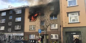 Dortmund kentinin Borsigplatz semtinde çok katlı bir bina alevler içinde