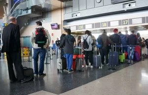 Almanya'da yoğun kar yağışı ve dondurucu soğukların Frankfurt Havalimanı'nda kısıtlamalara