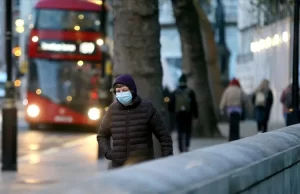 İngiltere'de uzmanlar, yeni tip virüsün Omicron varyantına karşı sert önlem