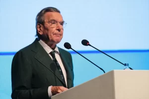 Eski Almanya Başbakanı Gerhard Schröder, enerji piyasasında fiyatların makul seviyede