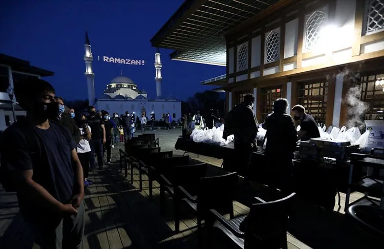ABD'de ramazan ayının ilk gününü idrak eden yüzlerce Müslüman, yeni