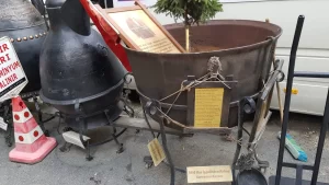 Trabzonlu bakır ustası Ali Çavuş'un ürettiği ve dükkanının önünde sergilediği