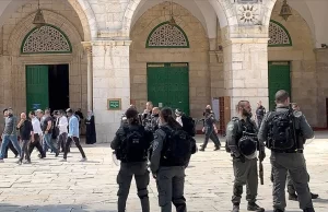 İsrail polisinin eşlik ettiği onlarca fanatik Yahudi, işgal altındaki Doğu