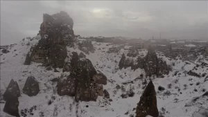 Kapadokya'da sıcak hava balon turları, bölgede etkili olan kar yağışı