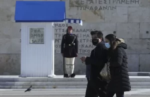 Yunanistan'da, virüs salgınıyla mücadele kapsamında kısıtlamaların artırılmasına karar verildi.