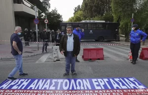 Yunanistan Kamu Hastaneleri Çalışanları Federasyonunun (POEDIN) çağrısıyla 24 saatlik greve