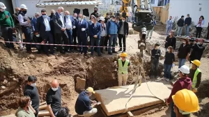Kültür ve Turizm Bakanı Ersoy, "Mezarın içinde bir bay ve