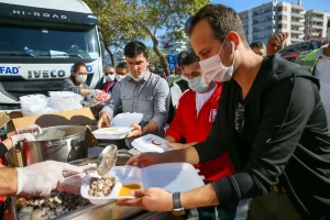 İzmir'de dün meydana gelen depremin ardından Türk Kızılay tarafından bölgeye