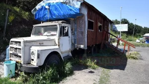 Sarıkamışlı işletmeci Medeni Erol'un balık lokantasına dönüştürdüğü Kars-Erzurum kara yolu