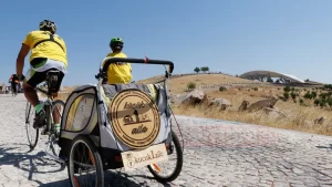 Pekçedenöz ailesi Şanlıurfa kent merkezinde kendilerini karşılayan Urfa Bisiklet Topluluğu