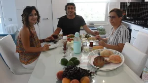 Antalya'nın Alanya ilçesi Mahmutlar Mahallesi'nin üç dil bilen muhtarı Ahmet