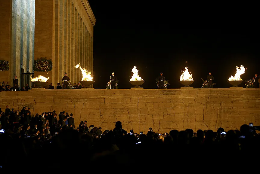 Anıtkabir geç saatlere kadar ziyaretçilerle doldu