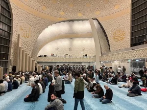 Müslümanların yoğun yaşadığı Almanya'da, ramazan ayının teravih namazı kılındı. Köln'de,