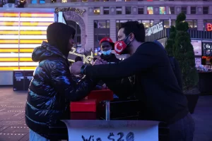 New York'ta Amerikalılara meydan okuyan ve kendini yenecek olanlara para