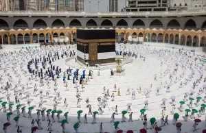 Sağlık Bakanı Tevfik er-Rebia'nın bakanlığındaki yetkililere, hacca katılmak isteyenlere Virüs