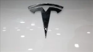 Elektrikli otomobil üreticisi Tesla'nın bazı araçlarında ikaz ışıklarındaki yazı boyutunun