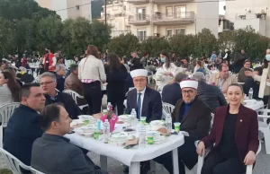 Pandemi nedeniyle iki yıl aradan sonra düzenlenen toplu iftarda İskeçeliler
