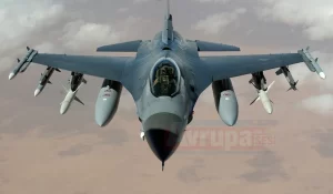 Fransa'nın kuzey batısındaki Pluvigner kasabasında Belçika'ya ait F-16 savaş uçağı