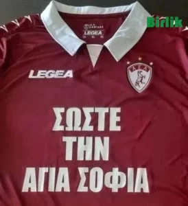 Yunan ekibi Larisa, "Aya Sofya'yı kurtarın" yazılı formayla sahaya çıkacak.
