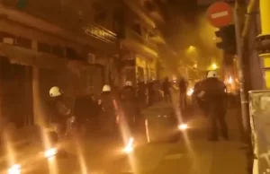 Pazar gecesi 30 kişilik bir grup Başkonsolosluk yakınında polislere saldırdı.