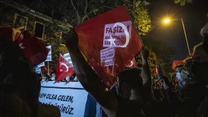 Fransa'nın Ankara Büyükelçiliği önünde toplanan STK üyeleri, Hazreti Muhammed'i ve