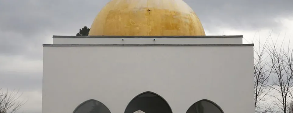 Fransa'da cami duvarına İslam karşıtı yazılar yazıldı