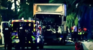 Fransa'nın Nice kentinde bir kamyon Bastille Günü için toplanan kalabalığın