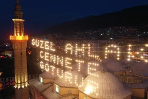  Bursa'daki tarihi Ulu Cami'nin minareleri arasına "Güzel ahlak cennete götürür"