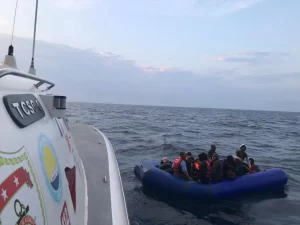 Yunanistan'ın lastik bota bindirip Türk karasularına ittiği göçmenler, Deniz Kuvvetlerine