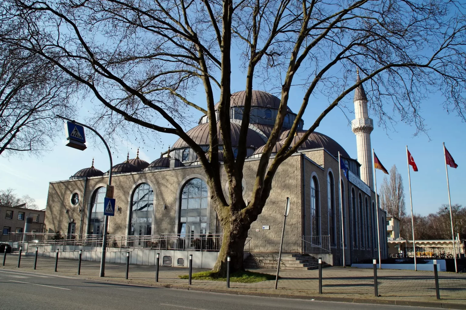 Diyanet Camilerine Bomba İhbarı: Cuma Namazı Kılınamadı