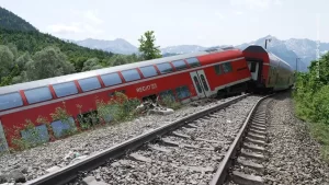 Almanya'nın Bavyera eyaletindeki Garmisch-Partenkirchen beldesi yakınlarında bir yolcu treninin raydan