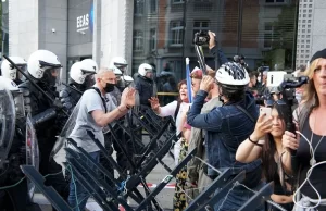 Belçika'nın başkenti Brüksel'de salgına karşı alınan tedbirler protesto edildi. AB