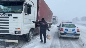 Edirne'de AFAD ekipleri, olumsuz hava şartları nedeniyle sınırda bekleyen tır
