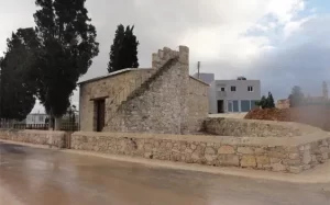 Güney Kıbrıs'ın Denya bölgesinde bulunan tarihi cami kimliği belirsiz kişi