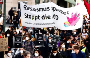 Almanya’nın başkenti Berlin’de binlerce kişi ülkedeki polis şiddetini ve ırkçılığı