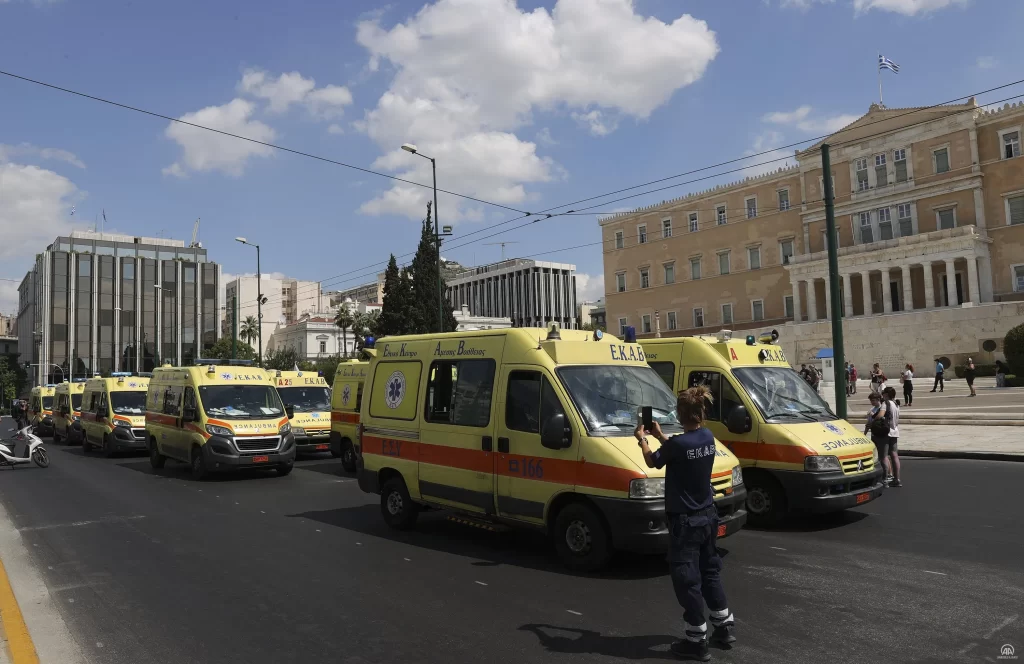 Atina'da Ambulanslar parlamento binası önüne siren çaldı