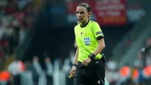 Fransız Stephanie Frappart, UEFA Şampiyonlar Ligi'nde maç yöneten ilk kadın