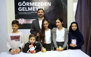 Köln'de yaşayan bir grup çocuk, UETD'nin Türk Kızılayı iş birliğiyle