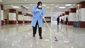 SBÜ Ümraniye Eğitim ve Araştırma Hastanesinde çalışan temizlik görevlileri, Kovid-19