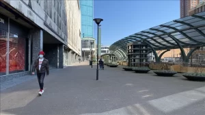 Hollanda'da yeni tip koronavirüs (Kovid-19) salgını nedeniyle kapalı alanlarda maske