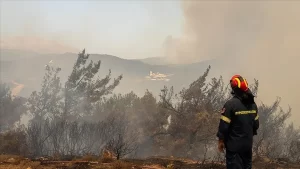 Yunanistan Başbakanı Kiryakos Miçotakis, Rodos Adası'ndaki orman yangınlarına ilişkin, "Savaştayız.