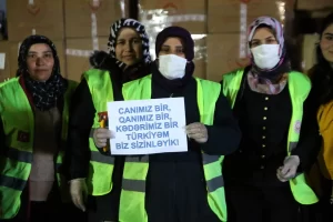 "Sizinleyiz Türkiye'm, başın sağ olsun Türkiye'm, Türkiye bizim kan kardeşimizdir,