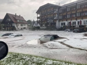 Baden-Württemberg Esslingen ve çevresinde şiddetli sağanak yağmuru sel ve su