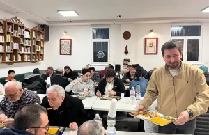 Düzenlenen iftar sofrasına katılım yoğundu. Eyüp Sultan Camii  tarafından düzenen
