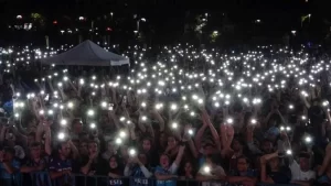 Son şampiyonu destekleyen taraftarlar tezahüratlarla takımlarına trabzon'dan destek olurken, atılan