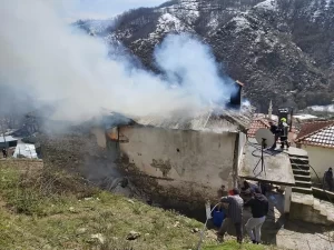 İskeçe’nin dağlık kolunda Mustafçova Belediyesi’ne bağlı Sinikova’da çıkan yangında 6